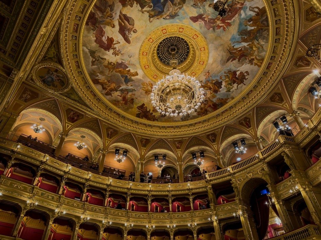 Prunkvoller Theatersaal mit Logen, Freskendecke und großem Kronleuchter