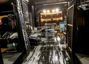 Blick aus dem Bühnenhinterraum in einen beleuchteten Theatersaal