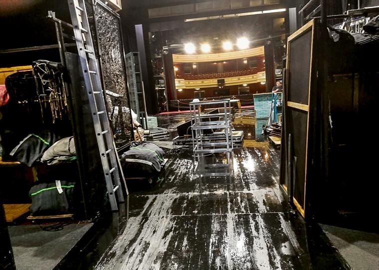 Blick aus dem Bühnenhinterraum in einen beleuchteten Theatersaal
